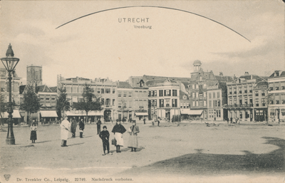 865073 Gezicht op het noordoostelijk deel van het Vredenburg te Utrecht, met op de achtergrond de torens van de ...